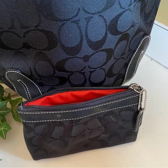 Vintage Coach Black Signature Canvas Shoulder Bag with Wristlet EUC - Picture 3 of 16